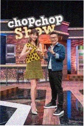 综艺月令食堂的标本图版，木质长桌与当季食材摆放